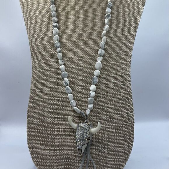 Skull with marble stone and leather necklace. - Picture 1 of 7